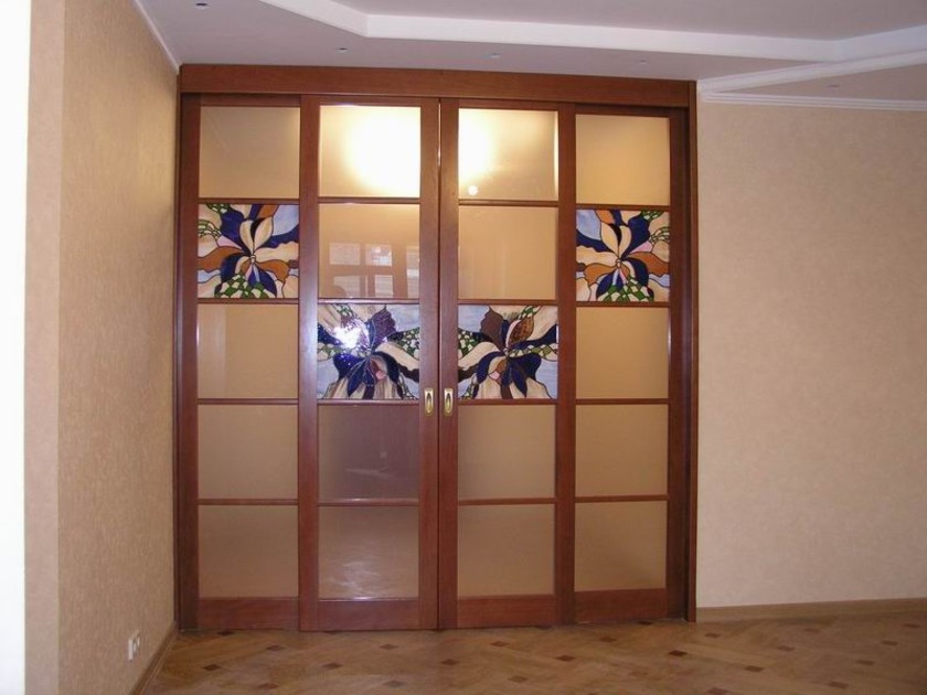 Перегородка с цветными стеклянными вставками Темиртау
