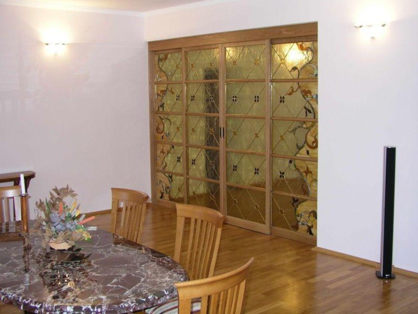 Перегородка для гостиной с цветным стеклом и декоративными вставками Темиртау