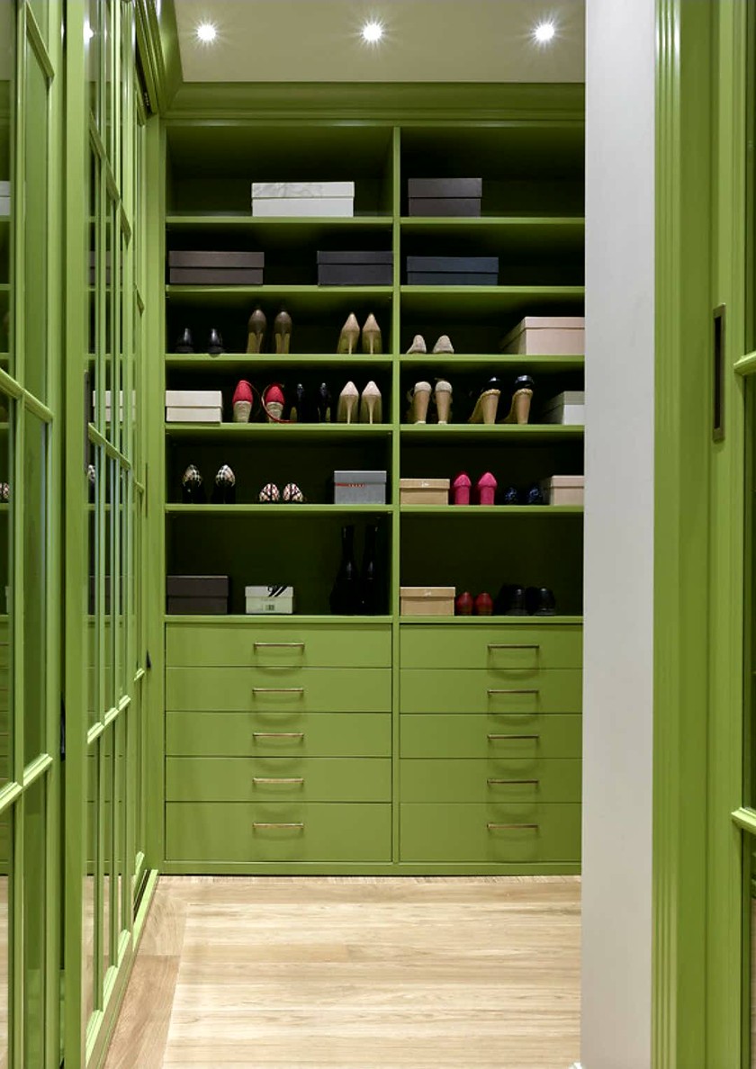 Г-образная гардеробная комната в зеленом цвете Темиртау