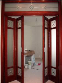 Дверь гармошка с декоративными стеклянными вставками Темиртау