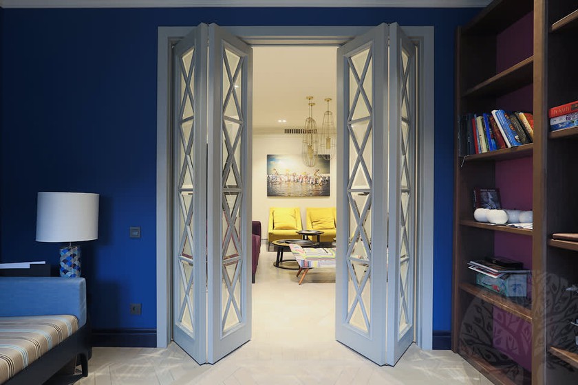 Двери гармошка  для гостиной со стеклами с разделителями Темиртау